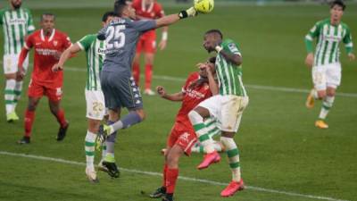 Real Betis y Sevilla midieron sus históricas rencillas sobre el césped, con un resultado que no satisfará a ninguna de las dos hinchadas. Foto AFP.