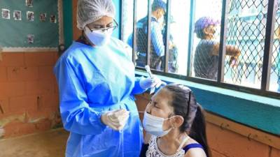 En las brigadas médicas se toman muestras para detectar covid-19; así como vacunación para los menores. Foto: Moisés Valenzuela.