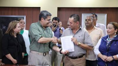 Empleo. Hernández entregó una copia del reglamento al presidente de la Asociación Nacional de Empleados Públicos de Honduras (Andeph), Fredy Gómez.