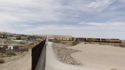 Vista general de la valla metálica que separa territorio mexicano (i) de estadounidense (d) hoy, viernes 6 de abril de 2018, en Ciudad Juárez, Chihuahua (México). EFE