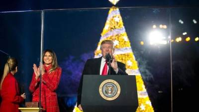 El presidente de los estados Unidos, Donald Trump (c), y la primera dama, Melania Trump, participan en la ceremonia de iluminación del Árbol Nacional de Navidad hoy, jueves 30 de noviembre de 2017, en el Elipse, al sur de la Casa Blanca, en Washington, DC (EUA.). EFE