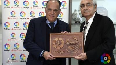 Javier Tebas, presidente de la federación española y Selim Canahuati, quien preside la Liga Nacional posan con un recuerdo de la firma.