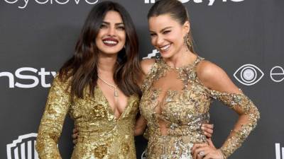 Priyanka Chopra y Sofía Vergara posaron juntas en la alfombra de los Globos de Oro.