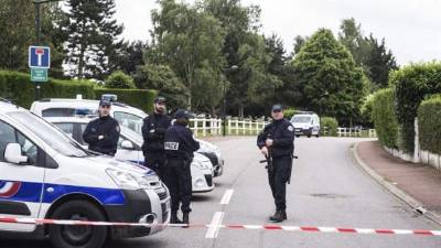 Varios policías establecen un perímetro de seguridad cerca de una casa donde uno de sus compañeros y su mujer fueron asesinados por un asaltante, que se declaró miembro del ISIS, en Magnanville, cerca de París, Francia. EFE
