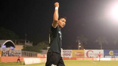 Carlos Sánchez celebrando su golazo contra el Olimpia.