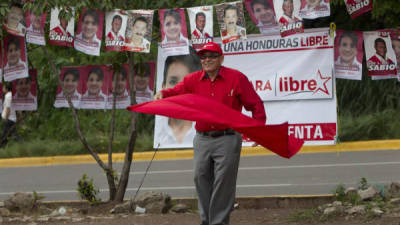 Un simpatizante de la candidata presidencial por Partido Libertad y Refundación (LIBRE), Xiomara Castro, ondea una bandera en una calle de Tegucigalpa (Honduras) . EFE