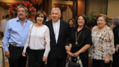 Rafael y Patty Flores, el Padre Porfirio Ruiz , Ileana Valverde y Ana Kattán. Fotos: Melvin Cubas.