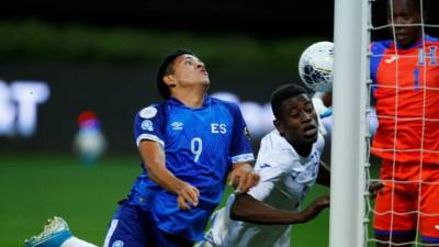 AME4723. GUADALAJARA (MÉXICO), 22/03/2021.- El jugador Marvin Márquez (i) de El Salvador anota un gol ante Wesly Decas (c) y Alex Barrios (d) guardameta de Honduras hoy durante un partido del torneo de la Clasificatoria Olímpica Masculina de CONCACAF de fútbol, celebrado en el estadio Akron, en Guadalajara, Jalisco (México). EFE/Francisco Guasco