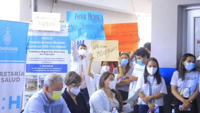 Personal de salud protestó ayer en medio de un evento en el centro de salud Miguel Paz Barahona. Fotos: Moisés Valenzuela.