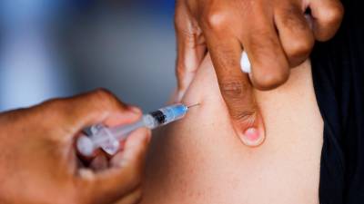 Una trabajadora de salud pública aplica una dosis de la vacuna contra el covid-19 en Tegucigalpa (Honduras). EFE/ Gustavo Amador.