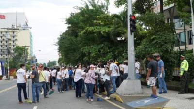 Ni la lluvia que hubo durante este lapso logró impedir que los chicos suspendieran la tarea de limpieza, la cual hicieron con entusiasmo. fotos: franklyn muñoz