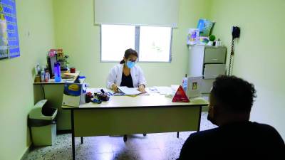 Un paciente en consulta con la psiquiatra en un consultorio del hospital San Juan de Dios. Fotos: Melvin Cubas.