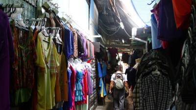 Para los consumidores es difícil circular por los angostos pasillos del mercado, los cuales se convierten en río cada vez que llueve.
