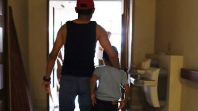 Un menor migrante se reúne con su padre tras ser separado en la frontera de EEUU.