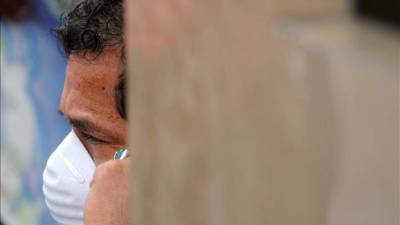 Un hombre usa tapabocas en el centro San José (Costa Rica) ante los casos de gripe porcina que se han dado en el país centroamericano. EFE/Archivo.