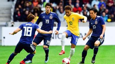 EPA1159. LILLE (FRANCIA), 10/11/2017.- El jugador brasileño Neymar Jr. (2d) celebra lucha por el balón con los japoneses (de i a d) Takuma Asano, Hiroki Sakai y Makoto Hasebe durante el partido amistoso celebrado entre Japón y Brasil en Lille (Francia) hoy, 10 de noviembre de 2017. EFE/ Jean-baptiste Autissier PROHIBIDO SU USO EN FRANCIA Y BÉLGICA