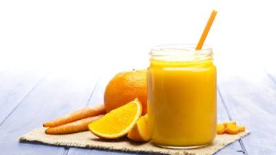 Las naranjas son ricas en fibra, al consumirlas de forma diaria evita que pueda padecer de estreñimiento.
