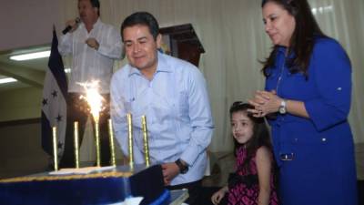 El Juan Orlando Hernández apagó las velas de su enorme pastel.
