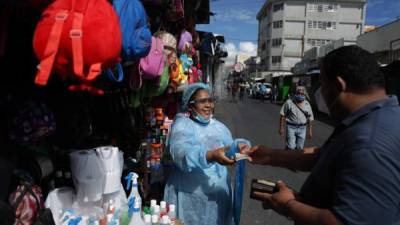Reyna Espinoza acomoda este martes su mercadería en el centro de San Salvador (El Salvador). EFE