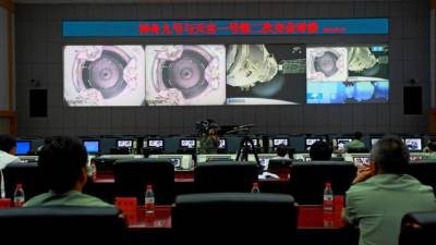 Técnicos del centro de control de misión monitorean la actividad de la estación espacial Tiangong-1 en una foto de archivo proporcionada por la agencia espacial china.