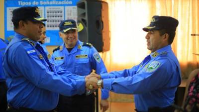 Momentos en que el comisario Jorge Rodríguez Montoya recibía el cargo de la nueva jefatura noroccidental de Tránsito.