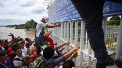 El drama de la caravana de hondureños tratando de abrirse paso en la frontera entre Guatemala y México, ocupó los titulares a lo largo de todo el continente y más allá. Así lo cubrieron. Foto: AFP