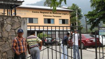 Parientes reclamaron el cadáver en la morgue.