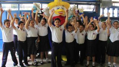 Los alumnos de la Academia Bilingüe San Agustín se tomaron la foto del recuerdo con Pechugón. Fotos: Cristina Santos.