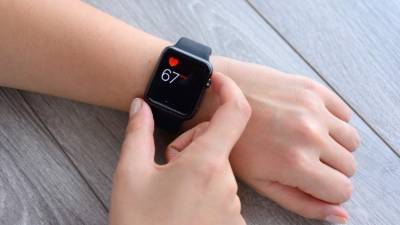 El reloj apple mide el ritmo cardiaco gracias a una serie de electrodos ubicados en la parte trasera del dispositivo, en contacto con la piel de la muñeca.