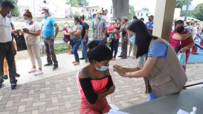 Durante la jornada en Chamelecón se aplicaron primeras y segundas dosis de vacunas contra el covid-19. Se priorizaron a las embarazadas y los adultos mayores. Fotos: Franklyn muñoz.