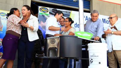 El presidente y la Primera Dama entregaron a las beneficiadas un ecofogón y un filtro de agua.