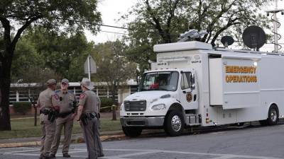 Policías e investigadores continúan trabajando en la escena de un tiroteo masivo en la Escuela Primaria Robb que mató a 19 niños y dos adultos según el gobernador de Texas Greg Abbott en Uvalde, Texas, EE.UU.