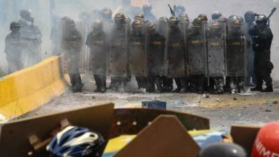 Manifestantes opositores se enfrentan contra la Guardia Nacional Bolivariana ayer martes 6 de mayo de 2017, en Caracas (Venezuela). EFE