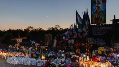 Un memorial con banderas de Guatemala, México y Honduras fue levantado en el sitio donde se encontró el tráiler con los migrantes fallecidos.