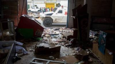 Varios negocios quedaron destruidos tras saqueos.