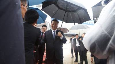 Fotografía cedida por el G20 que muestra al presidente de China, Xi Jinping (c), a su llegada este jueves a Oasaka (Japón). EFE/ Cortesía G20
