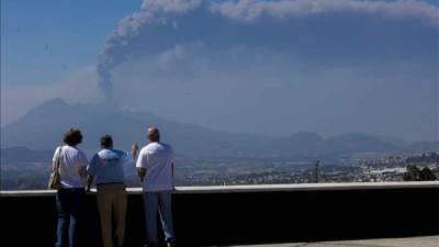 El principal aeropuerto de Guatemala, La Aurora, normalizó hoy sus operaciones después de cerrar el sábado ante el lanzamiento de ceniza del volcán de Fuego, en el centro del país, informó una fuente oficial. EFE