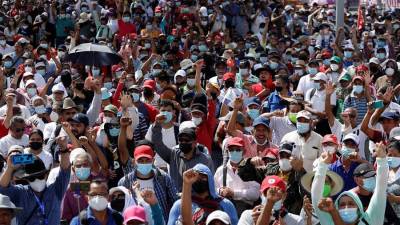 Decenas de personas protestan en la Plaza Gerardo Barrios durante la conmemoración de los 30 años de la firma de los Acuerdos de Paz.