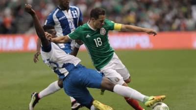 Andrés Guardado (d) de México disputa el balón ante Johnny Palacios (i) de Honduras, durante un juego entre México y Honduras por las eliminatorias de la CONCACAF para Rusia 2018. EFE/Archivo