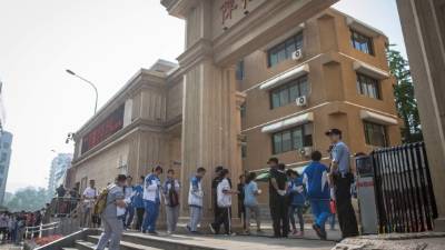 Estudiantes asisten al primer día de exámenes de ingreso anuales para la Universidad Nacional de China, en Pekín (China). EFE