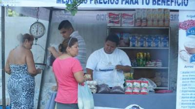 Pobladores de la colonia San José V compran los productos que ofrece la feria Lempirita móvil.