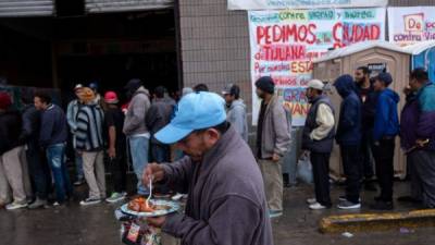 Más de 3,000 migrantes centroamericanos permanecen varados en refugios de Tijuana a la espera de solicitar asilo a las autoridades estadounidenses./AFP.