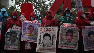 Los padres de las víctimas de Ayotzinapa marcharon exigiendo las pruebas halladas en la investigación sobre la desaparición de los estudiantes.