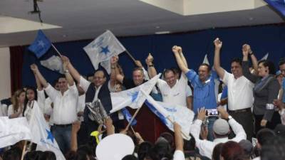 Ricardo Álvarez junto a los cuatro precandidatos.