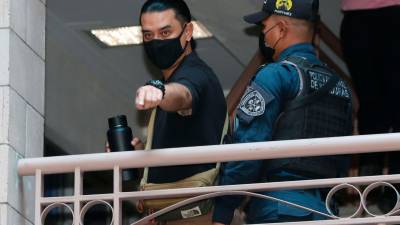 <b><span class=mln_uppercase_mln>Audiencia.</span></b> Marco Bográn es custodiado por un agente.