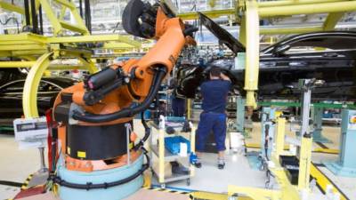 Humanos y máquinas trabajan juntos en una línea de ensamblaje de Mercedes-Benz. Foto: Bloomberg/Getty Images