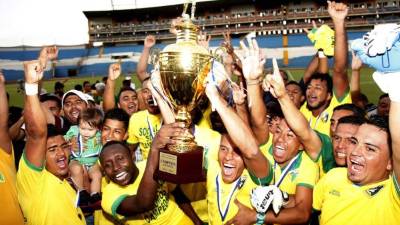 El Social Sol logró el ascenso a la Primera División de la Liga Nacional del fútbol hondureño tras ganar al Alianza Becerra en la tanda de penales. No te pierdas la galería de la celebración y el ambiente en el estadio Olímpico.