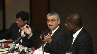 Lisandro Ábrego (centro) encabeza la revisión de las finanzas hondureñas.