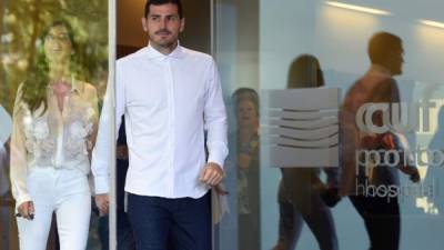 El portero español del Oporto Iker Casillas deja un hospital con su esposa Sara Carbonero.