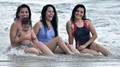 La familia hondureña disfruta de las playas de La Ceiba.